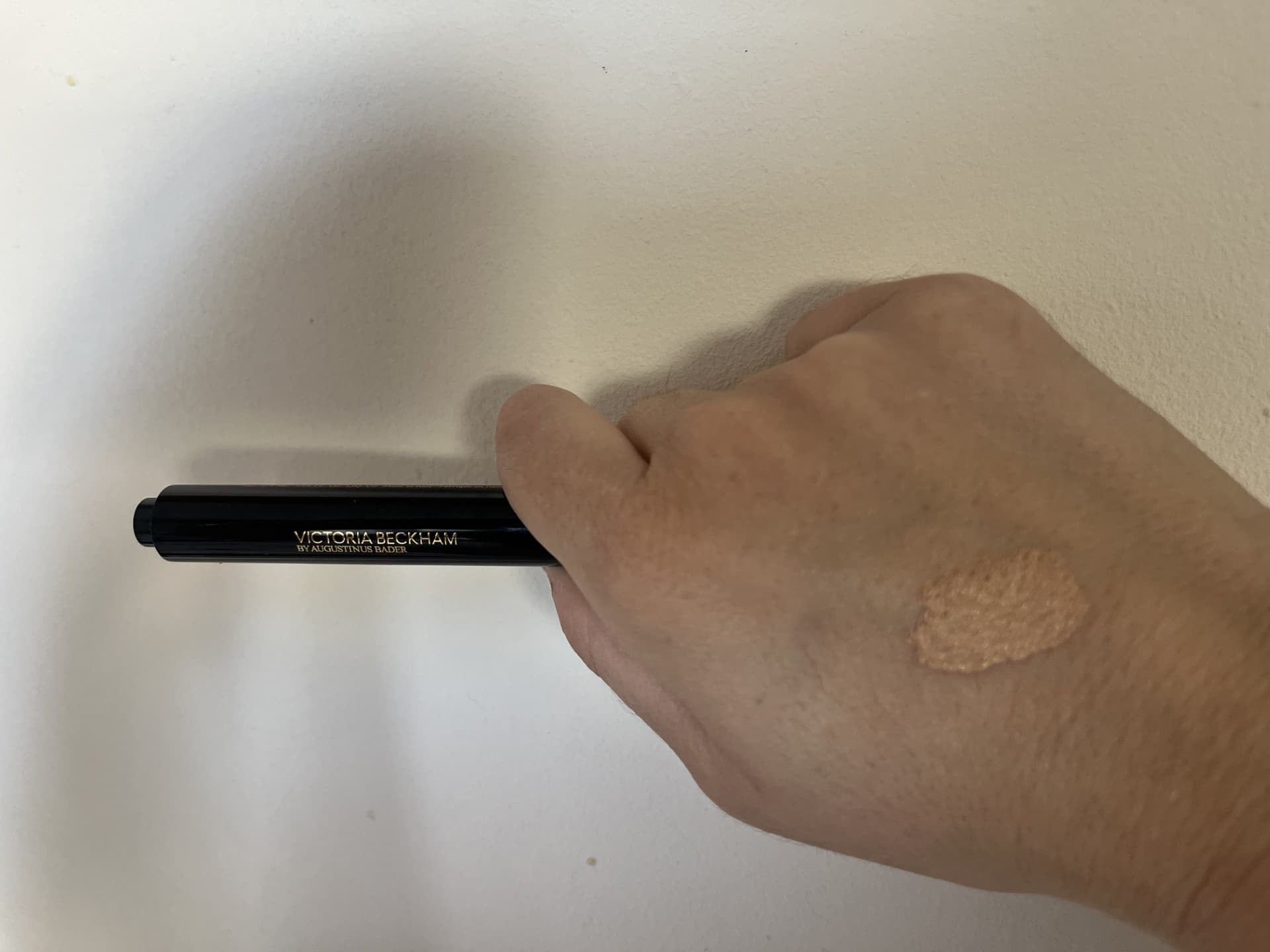 Swatch of Victoria Beckham Beauty The Concealer Pen in FL2 Swatch of Victoria Beckham Beauty The Concealer Pen in FL2